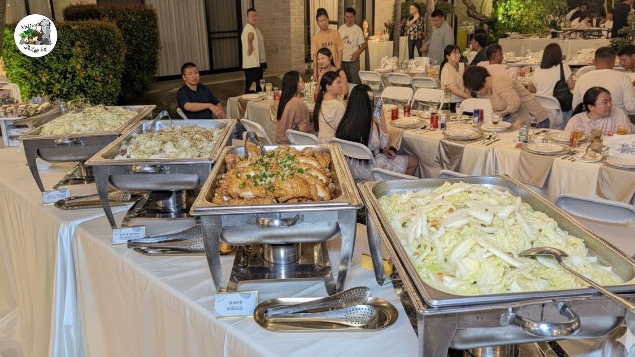 婚禮 buffet 外燴區餐點擺設，暖谷莊園團隊準備多道中式熱菜，賓客愉快用餐交流的現場實景